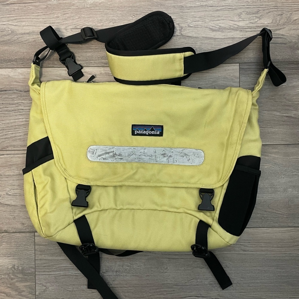 PATAGONIA- Half Mass Messenger Sling Bag Laptop Crossbody- vintage